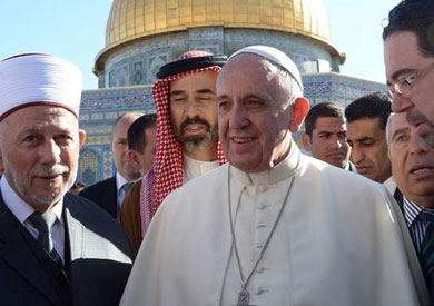 البابا فرنسيس يزور الأقصى ويندد بالهولوكوست